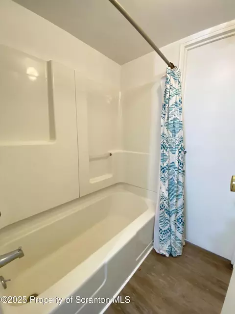 Bath - 1309 Summit Pointe, Scranton, PA 18508 photo 4 of 5