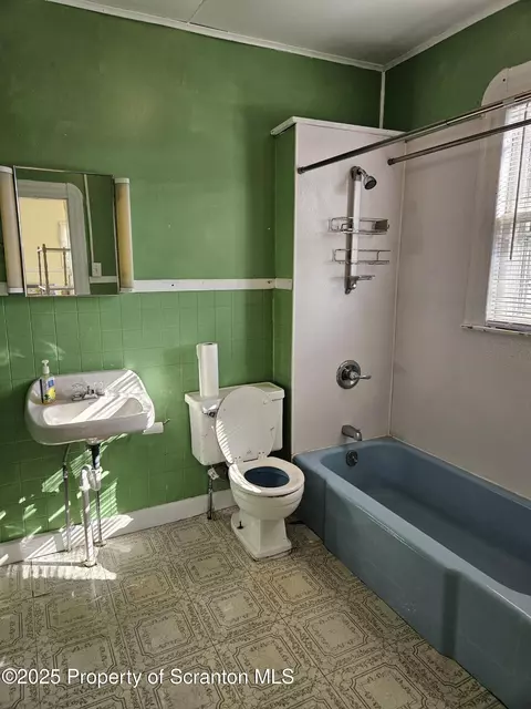 Bath - 314 E Drinker St, Dunmore, PA 18512 photo 2 of 2