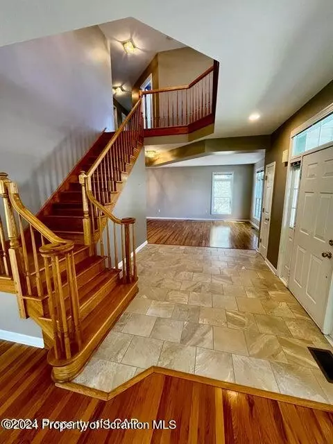 601 Thackeray Cl, Moosic, PA 18507 photo 6