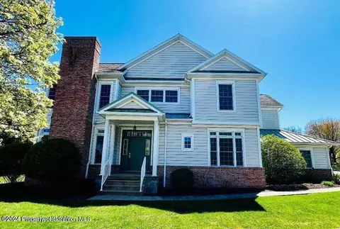 601 Thackeray Cl, Moosic, PA 18507
