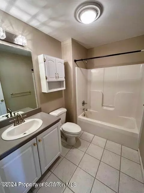 601 Thackeray Cl, Moosic, PA 18507 photo 24