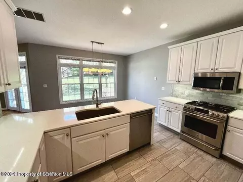 601 Thackeray Cl, Moosic, PA 18507 photo 12