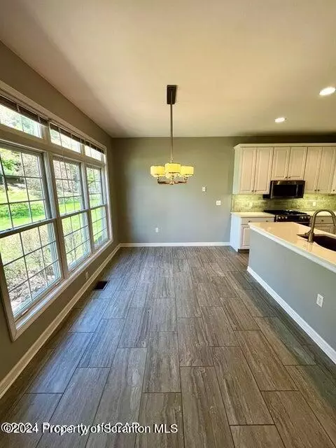601 Thackeray Cl, Moosic, PA 18507 photo 10