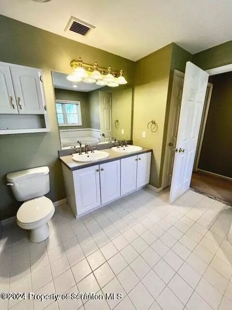 601 Thackeray Cl, Moosic, PA 18507 photo 22