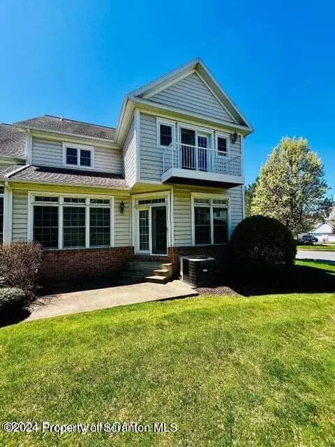 601 Thackeray Cl, Moosic, PA 18507 photo 5