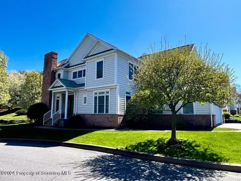 601 Thackeray Cl, Moosic, PA 18507 photo 2