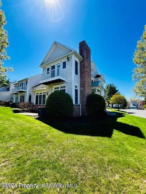 601 Thackeray Cl, Moosic, PA 18507 photo 4
