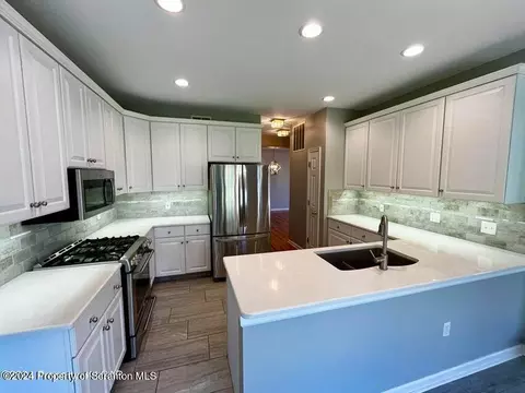 601 Thackeray Cl, Moosic, PA 18507 photo 11