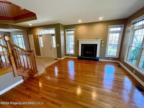 601 Thackeray Cl, Moosic, PA 18507 photo 8