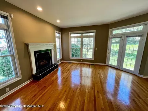 601 Thackeray Cl, Moosic, PA 18507 photo 7