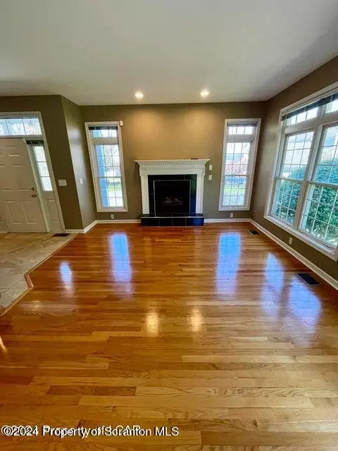 601 Thackeray Cl, Moosic, PA 18507 photo 9