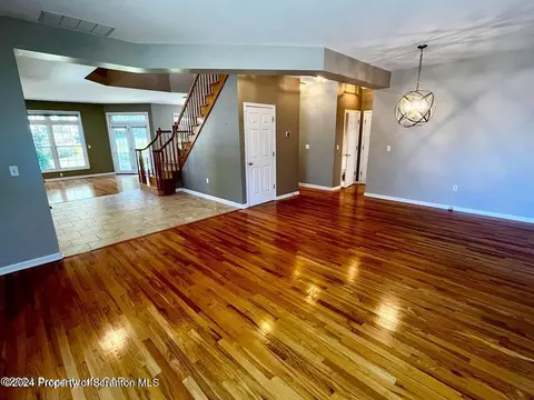601 Thackeray Cl, Moosic, PA 18507 photo 14