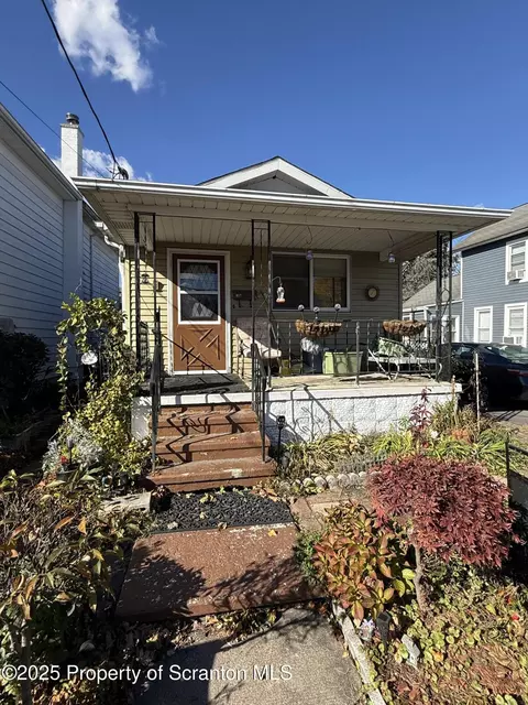 817 Lincoln St, Dickson City, PA 18519