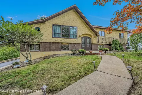 736 Oak St, Taylor, PA 18517