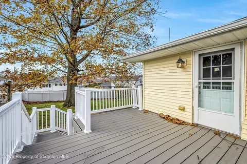 902 Johns Dr, Moosic, PA 18507 photo 10