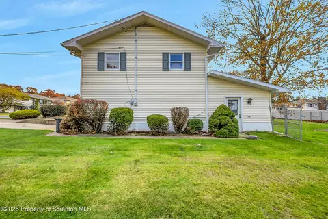 902 Johns Dr, Moosic, PA 18507 photo 6