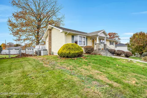 902 Johns Dr, Moosic, PA 18507 photo 4