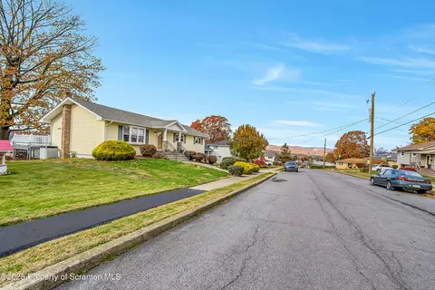 902 Johns Dr, Moosic, PA 18507 photo 5