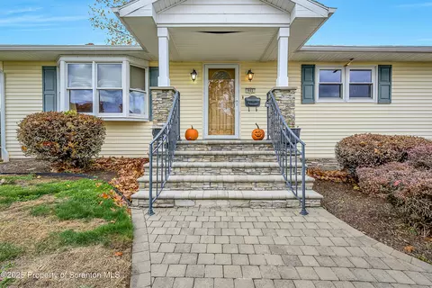 902 Johns Dr, Moosic, PA 18507 photo 2