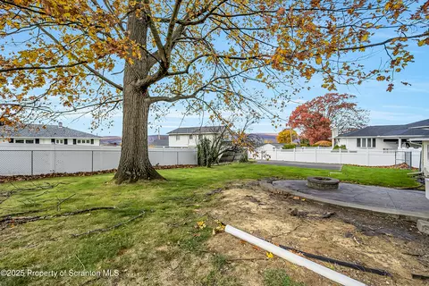 902 Johns Dr, Moosic, PA 18507 photo 9