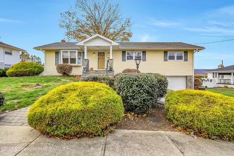 902 Johns Dr, Moosic, PA 18507