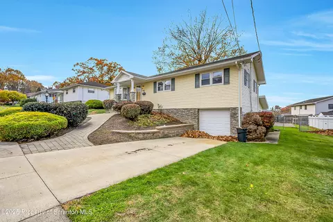 902 Johns Dr, Moosic, PA 18507 photo 3
