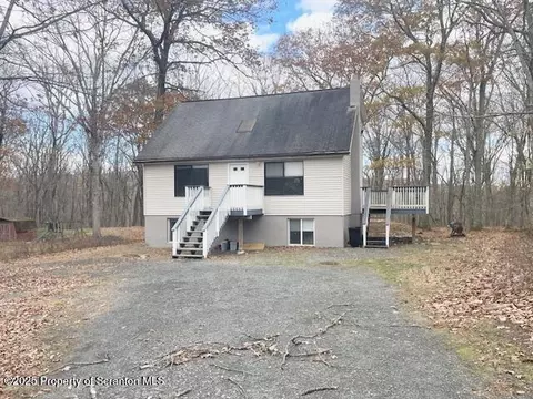 1369 Bear Dr, Bushkill, PA 18324