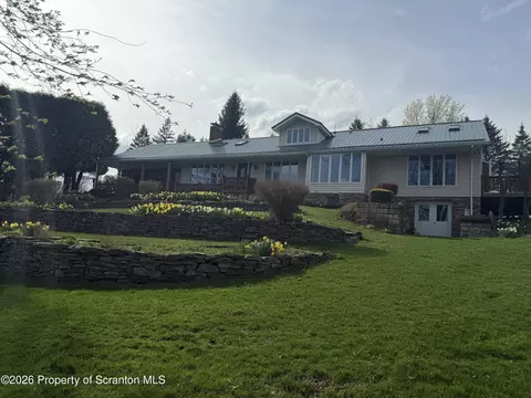 11 Mizianty Ln, Waymart, PA 18472