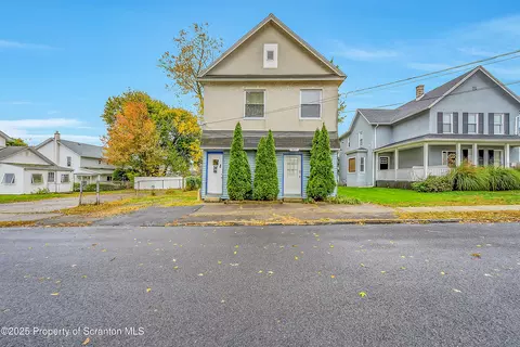 807 Columbus Ave, Blakely, PA 18447