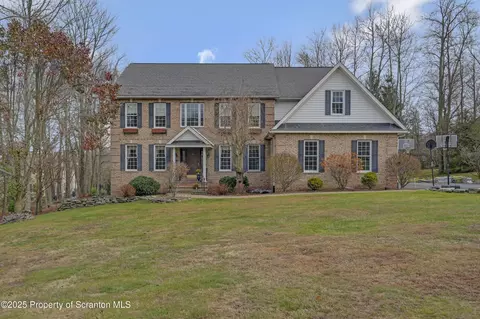 708 Clover Ln, Moscow, PA 18444