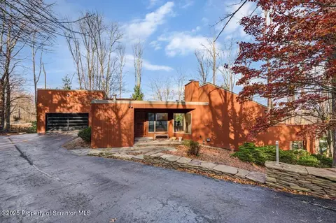 10 Orchard Ln, South Abington, PA 18411