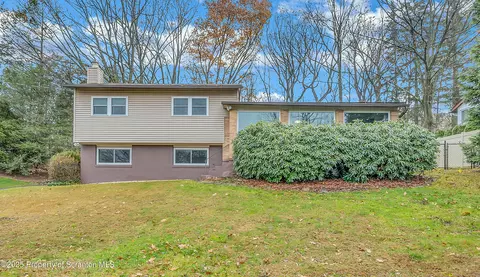18 Pen-y-bryn Dr, Scranton, PA 18505