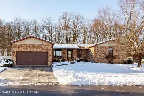 121 Red Coat Ln, Hanover Twp, PA 18706