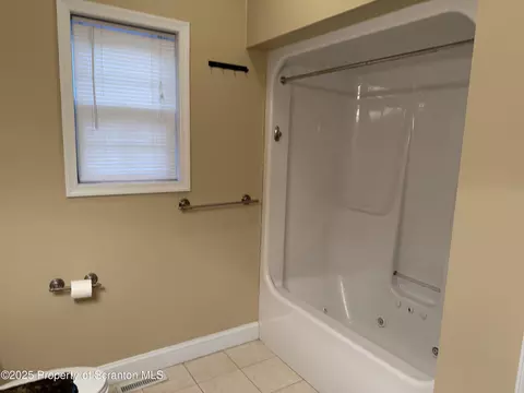 Bath - 615 Arthur Ave, Scranton, PA 18510 photo 2 of 3