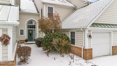 302 Thackeray Close, Moosic, PA 18507