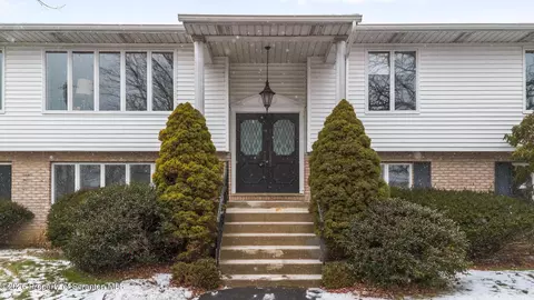 101 Parkview Dr, Clarks Summit, PA 18411