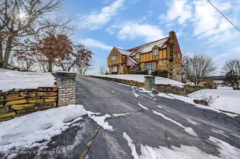 828 Glenwood Rd, Old Forge, PA 18518