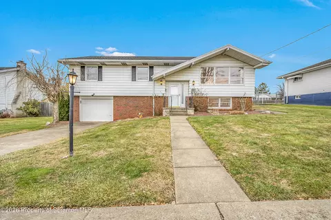 803 June Ln, Moosic, PA 18507