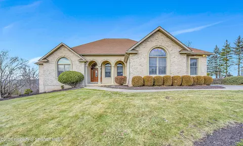 327 Glenmaura Dr, Moosic, PA 18507