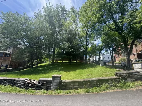 817 Court St, Scranton, PA 18508