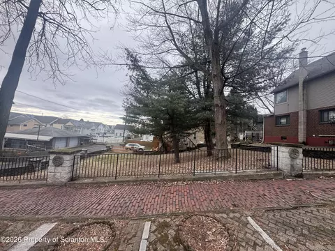 817 Court St, Scranton, PA 18508