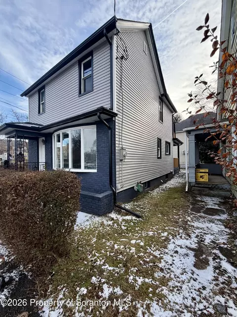 28 7th Ave, Carbondale, PA 18407