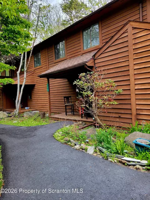 128 Meadow View Ct, Bushkill, PA 18324