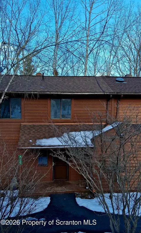 128 Meadow View Ct, Bushkill, PA 18324