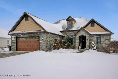 419 Champion Cir, Throop, PA 18512