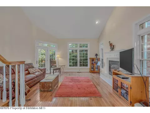 604 Thackeray Close, Moosic, PA 18507