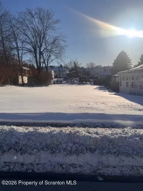 658 Sanderson St, Throop, PA 18512