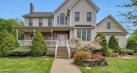 502 Park Ln, Moscow, PA 18444