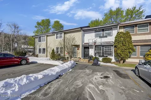 4 Hunts Ct, Clarks Summit, PA 18411