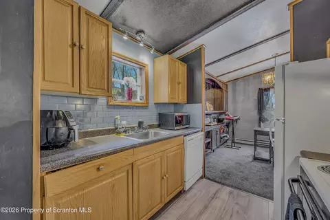 Kitchen - 1114 Springbrook Ave, Moosic, PA 18507 photo 2 of 5
